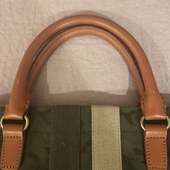 Mark & graham large cross body on camouflage - Picture 2 of 5